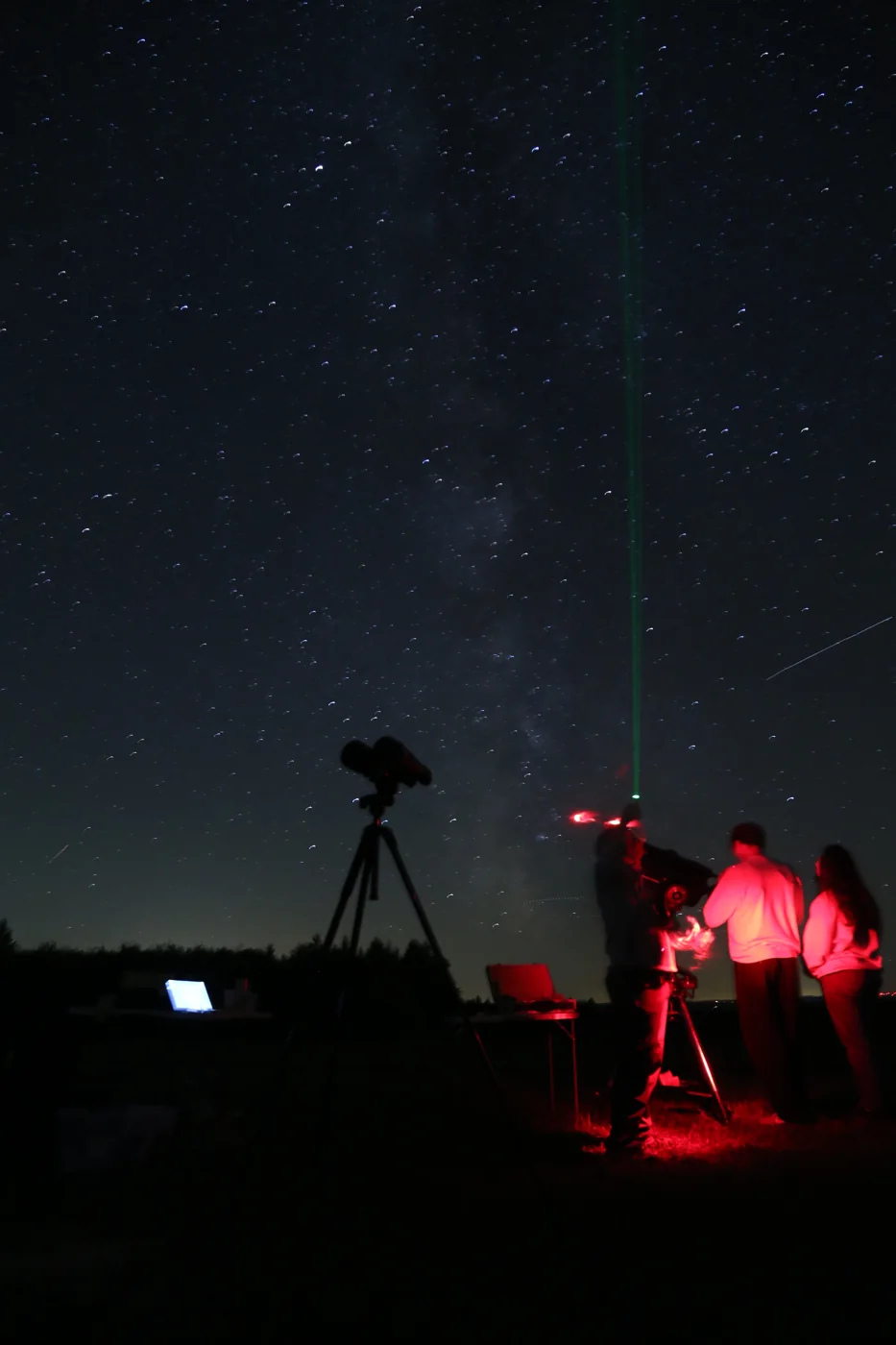 Les instruments et les participants sous un ciel étoilé