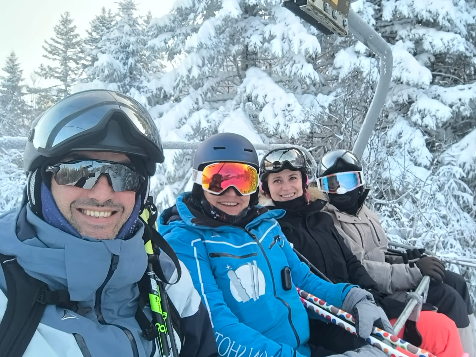 Moniteurs et élèves souriants sur le télésiège
